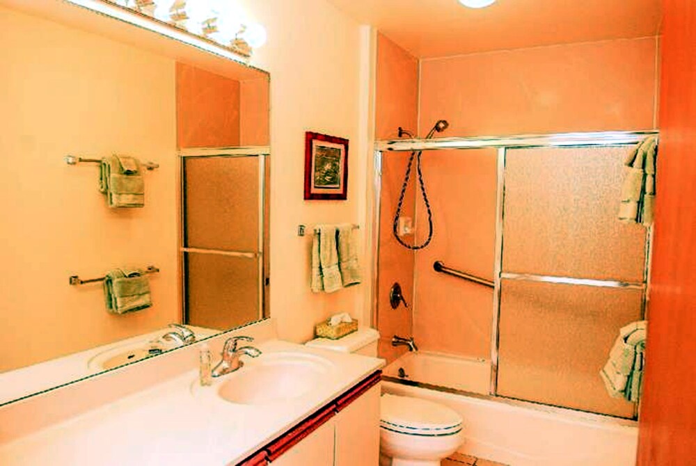 Standard Room, 1 Bedroom, Oceanfront - Bathroom
