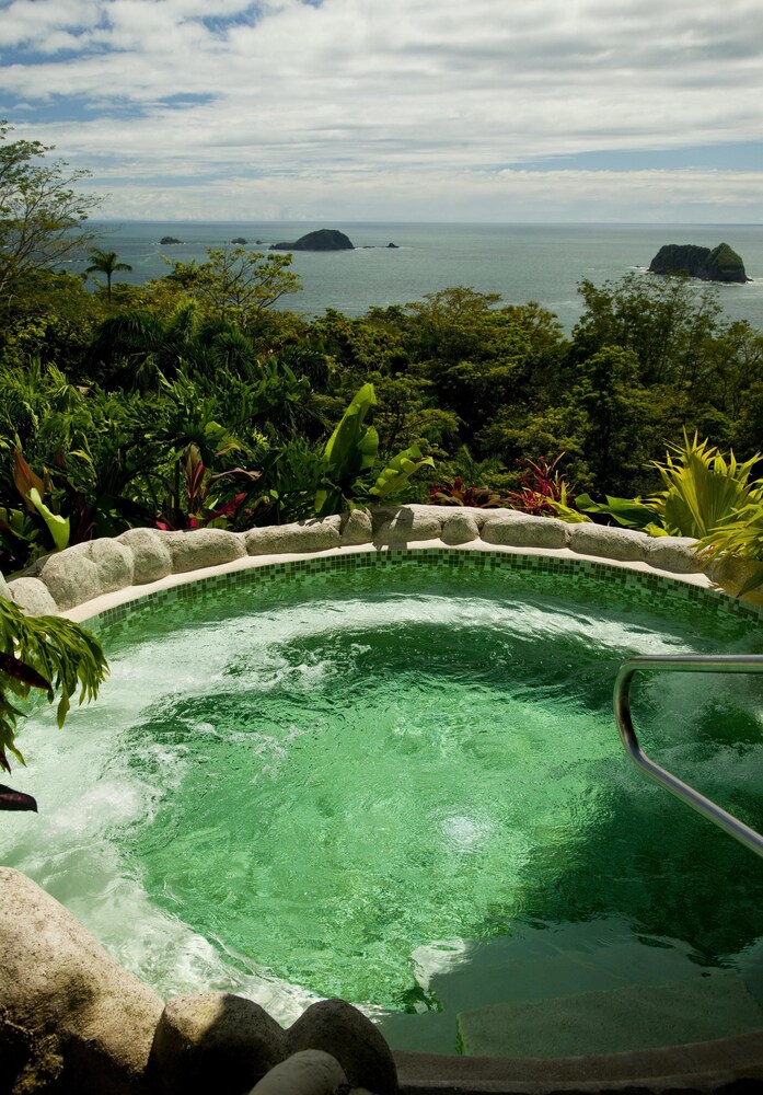 Bañera de hidromasaje al aire libre