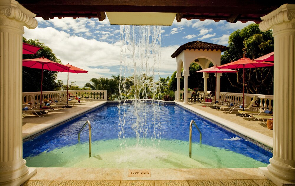 Cascada en la piscina