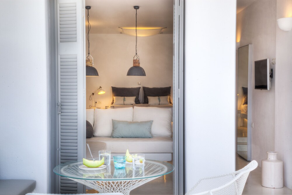 Deluxe Suite, Pool Access, Partial Sea View - Guestroom