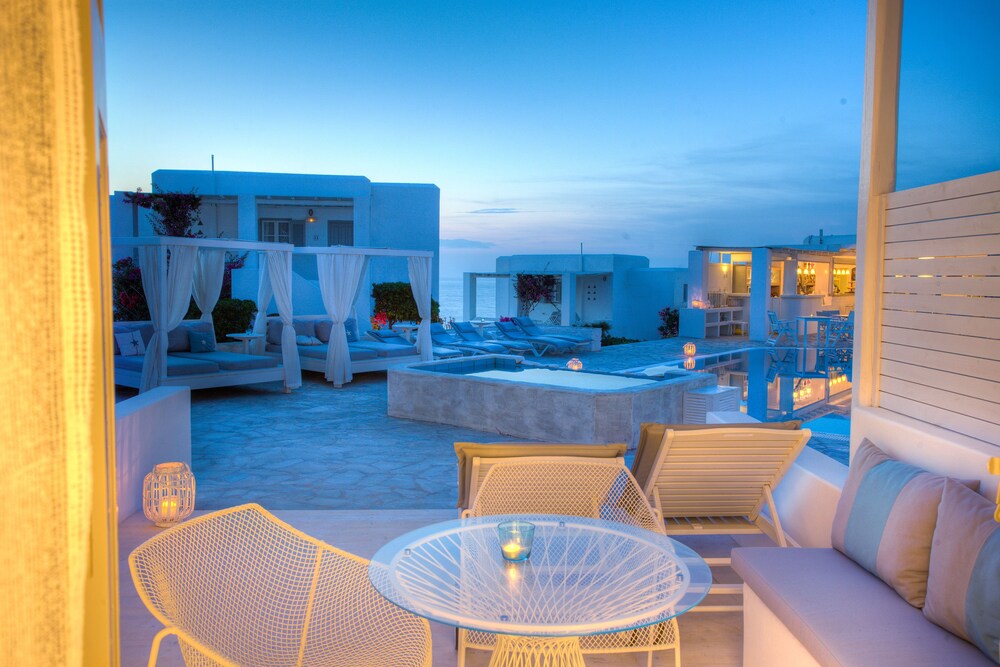 Deluxe Suite, Pool Access, Partial Sea View - Guestroom