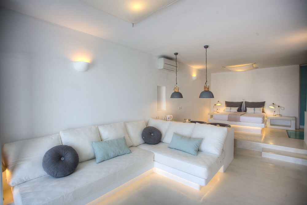 Deluxe Suite, Pool Access, Partial Sea View - Guestroom