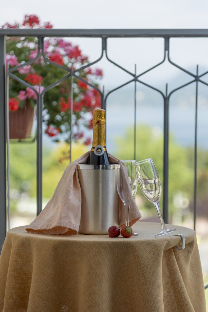 Room Service - Dining