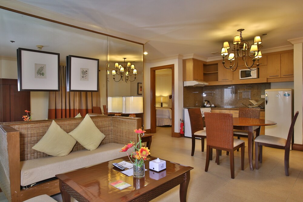거실 (Two Bedroom Suite)