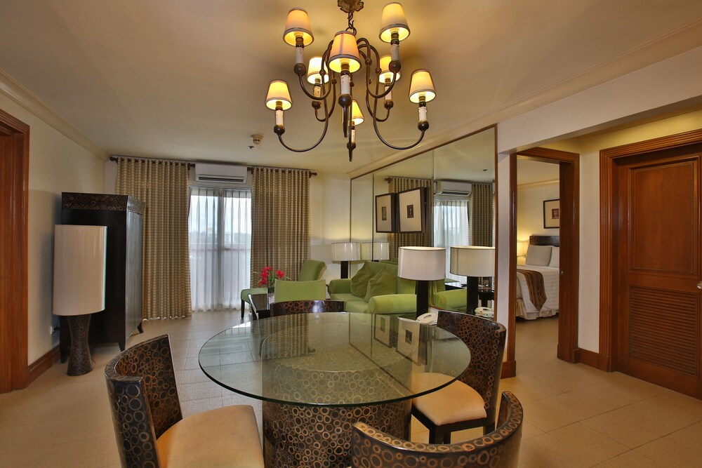 거실 (Three Bedroom Suite)