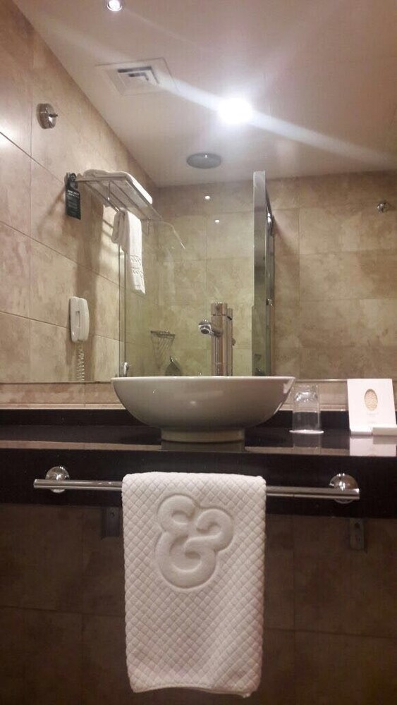 Badezimmer (Suite mit 2 Schlafzimmern, Blick auf Skyline)