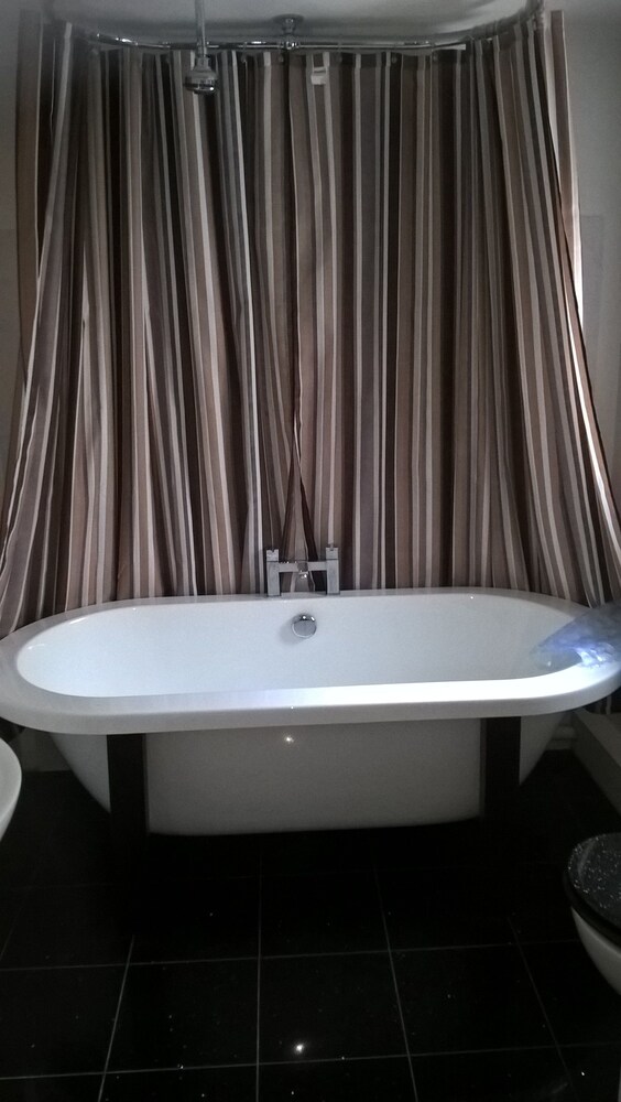 Deep Soaking Bathtub