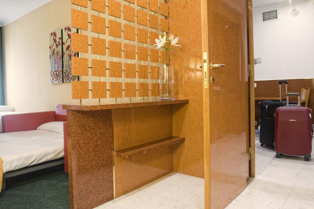 Apartment (5 Adults) - Guestroom