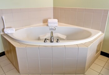 Deep Soaking Bathtub