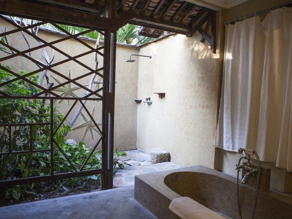 Deep Soaking Bathtub