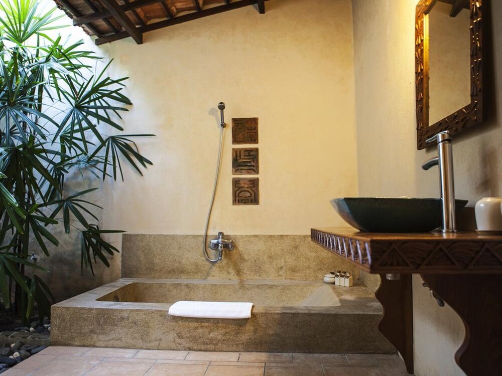Deep Soaking Bathtub