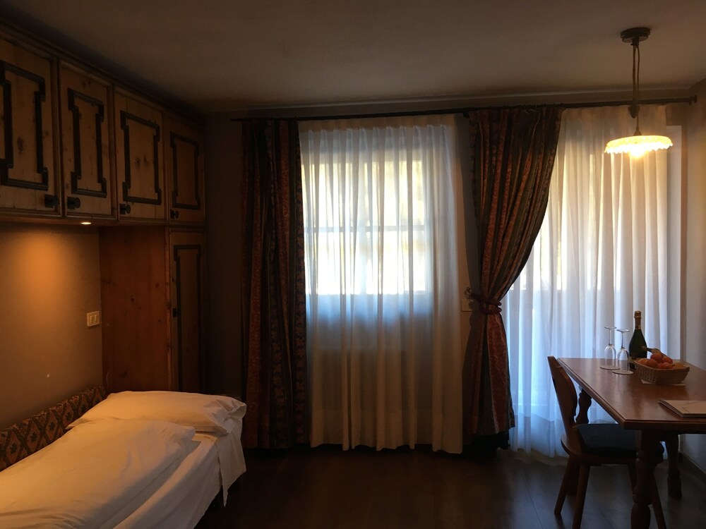 Camera (camera familiare superior per 3 persone con balcone)