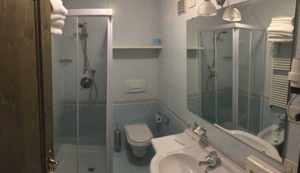 Bagno (camera familiare superior per 3 persone con balcone)