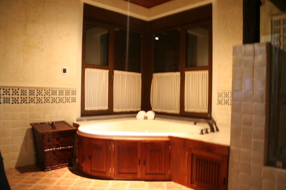 Deep Soaking Bathtub
