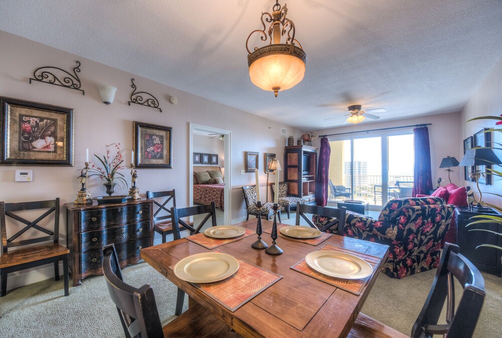 Deluxe Condo, 2 Bedrooms, 2 Bathrooms, Partial View - In-Room Dining
