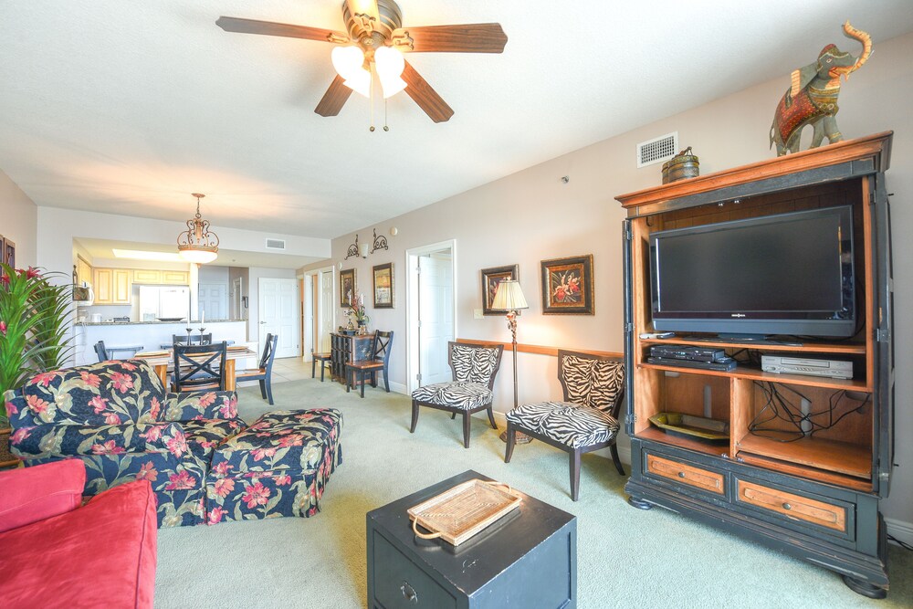 Deluxe Condo, 2 Bedrooms, 2 Bathrooms, Partial View - Living Room