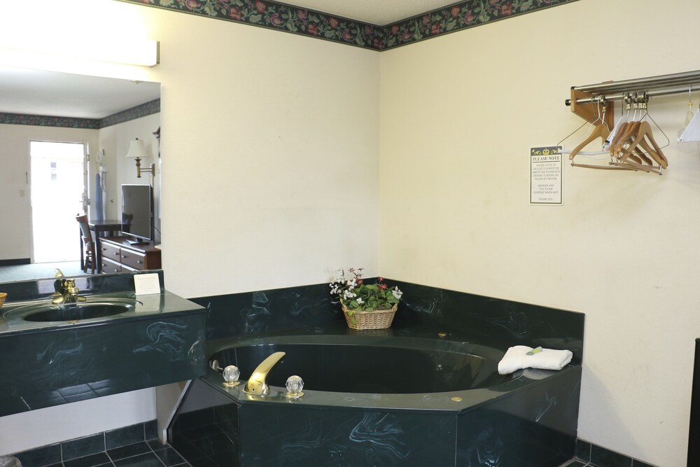 Deep Soaking Bathtub