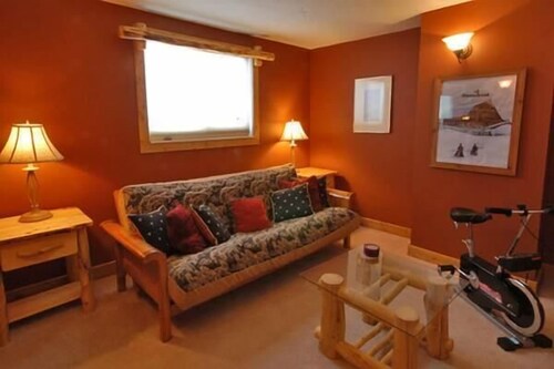 거실 (2 Bedroom, 2 Bathroom Condominium)