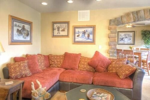 거실 (3 Bedroom plus Loft, 3 Bathroom Condominium)