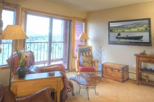 거실 (3 Bedroom plus Loft, 3 Bathroom Condominium)