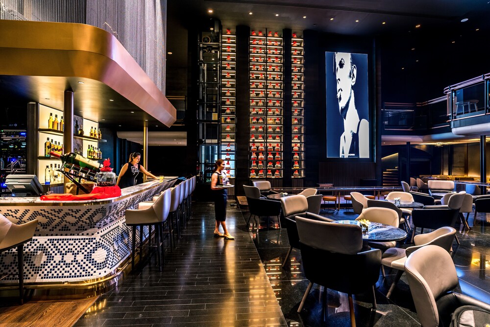 Hotel Bar