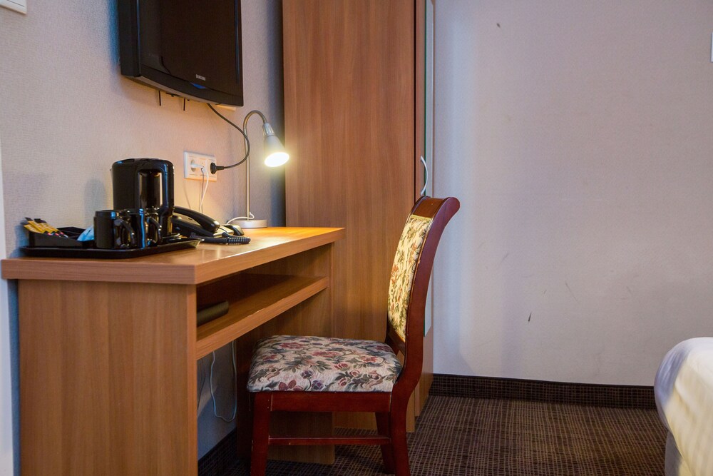 In-room business centre
