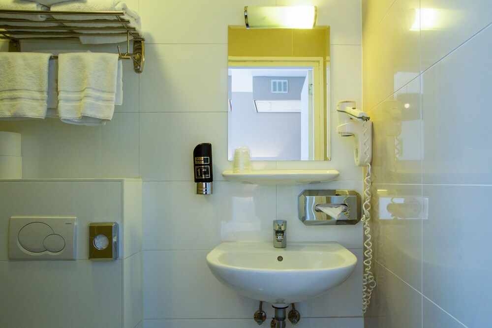 Bathroom sink