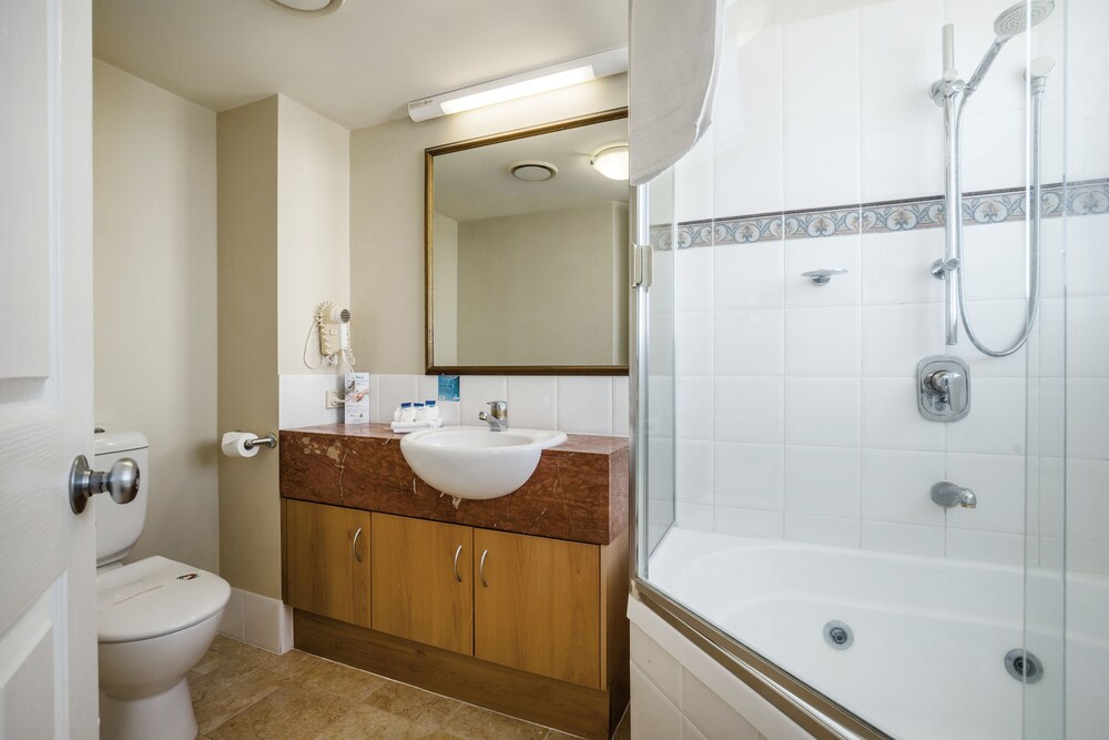 3 Bedroom Terrace Apartment - Bathroom