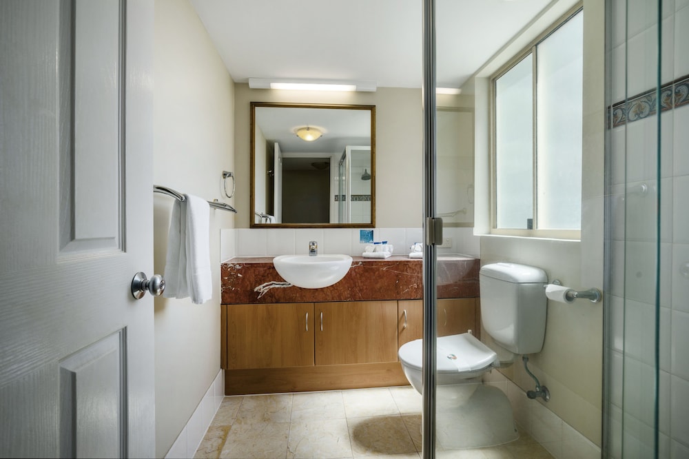 2 Bedroom Ocean - Bathroom