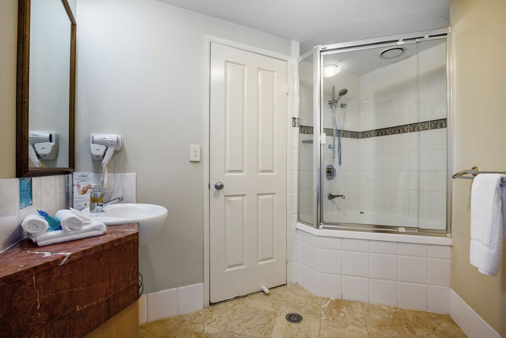 One Bedroom Rooftop - Bathroom