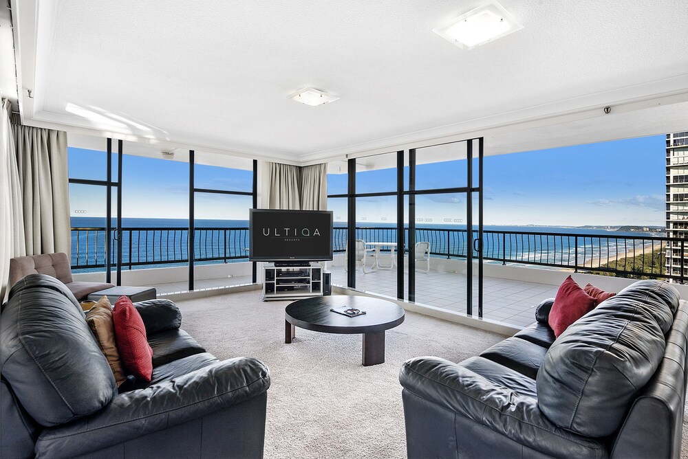 Superior Penthouse, 3 Bedrooms, Ocean View - Living Area