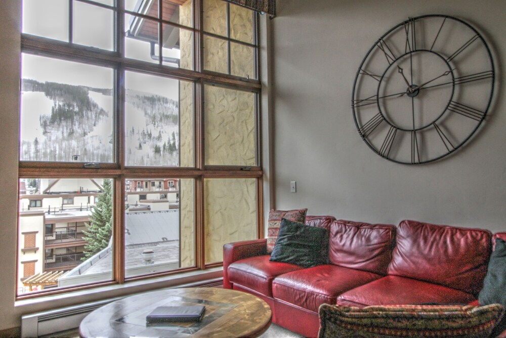 Room, 3 Bedrooms, Tower (Landmark West) - Living Area