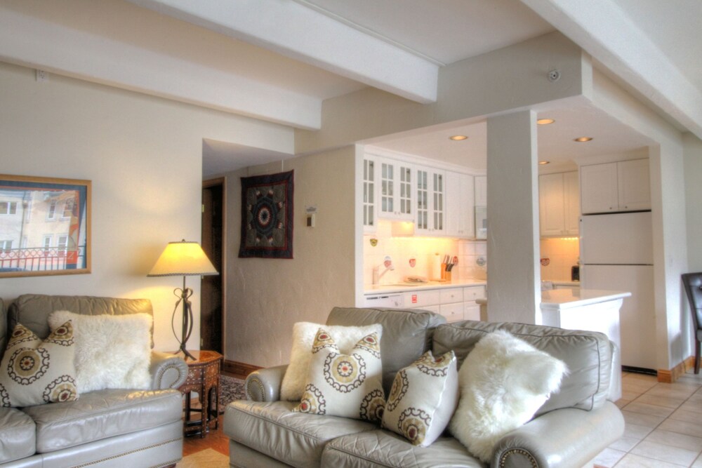 Room, 2 Bedrooms (Landmark East Tower) - Living Area