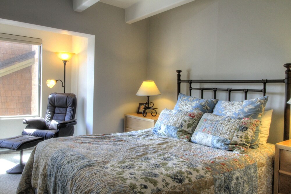 Room, 2 Bedrooms (Landmark East Tower) - Guestroom