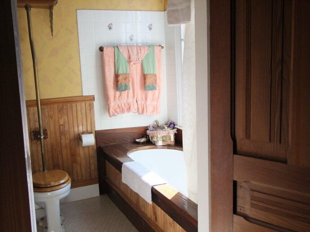 Deep Soaking Bathtub