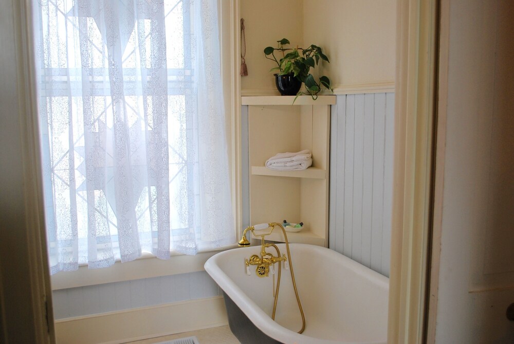 Deep Soaking Bathtub
