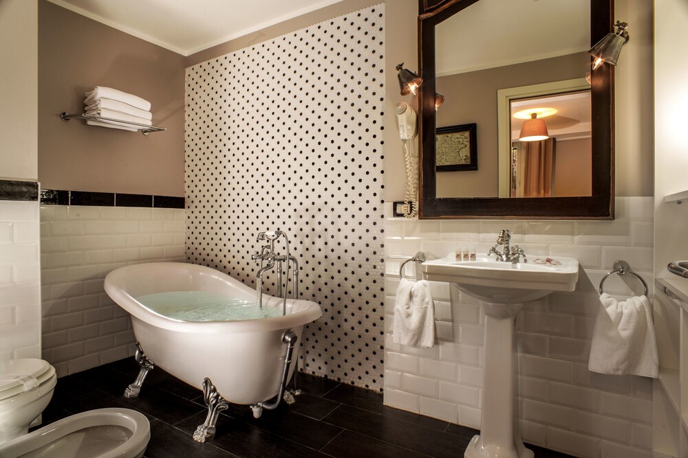 Deep Soaking Bathtub