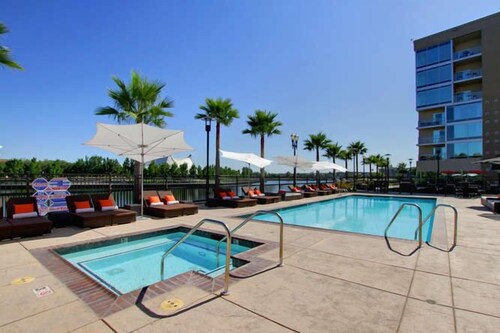 Outdoor pool, University Plaza Waterfront Hotel