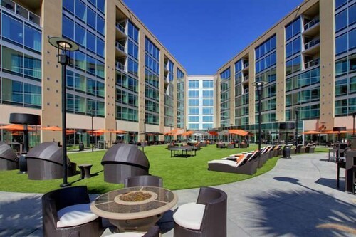 Courtyard, University Plaza Waterfront Hotel