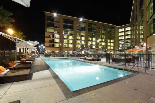 Outdoor pool, University Plaza Waterfront Hotel