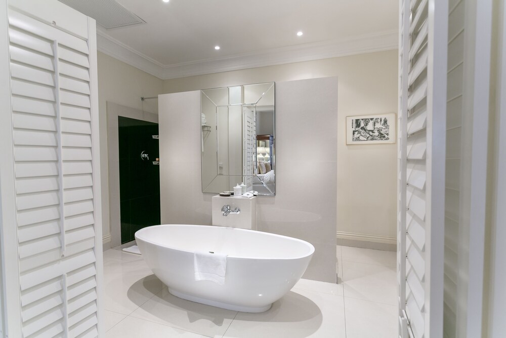 Deep Soaking Bathtub