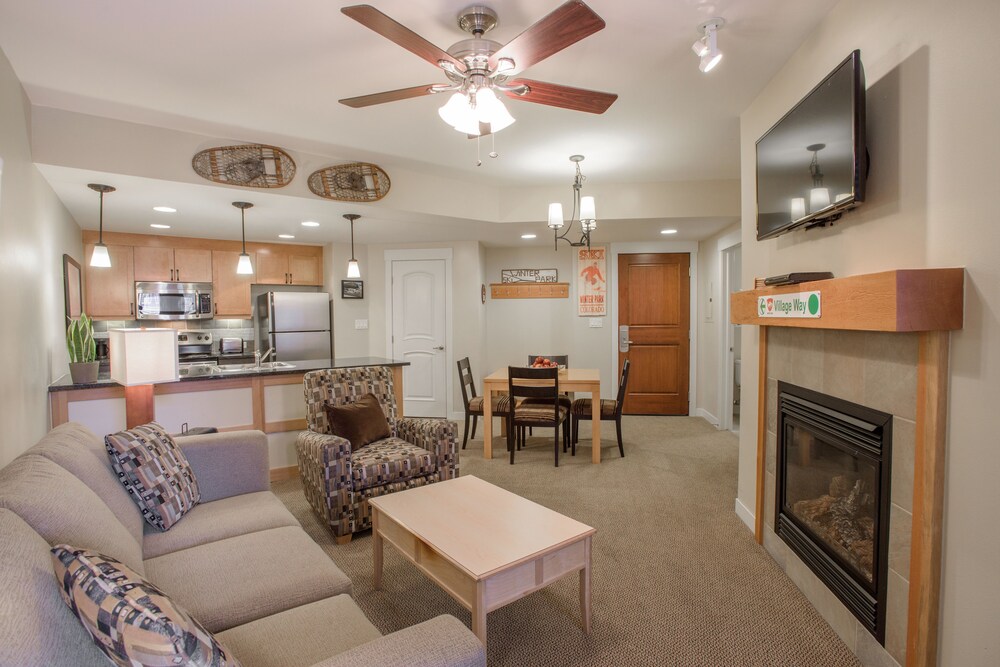 1 Bedroom Full Kitchen Gold - Living Area