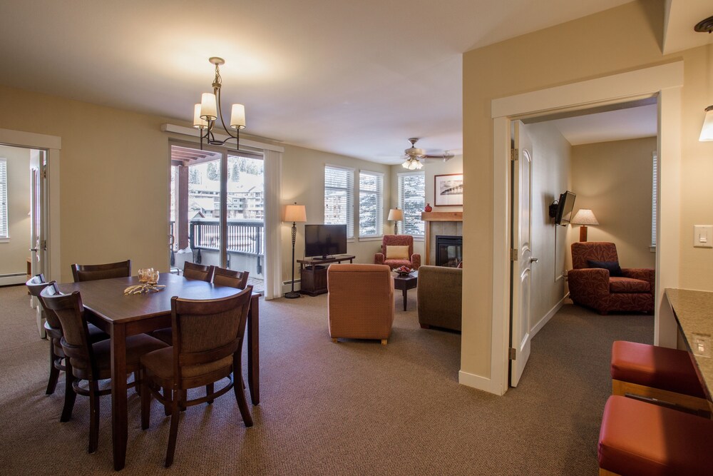 2 Bedroom Gold - In-Room Dining
