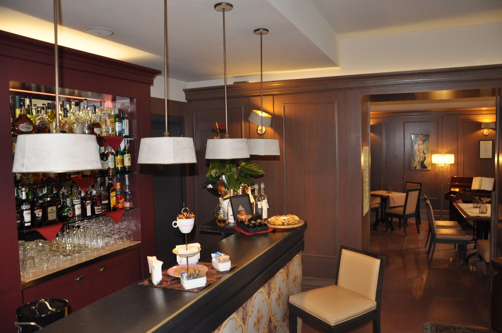 Hotel Lounge