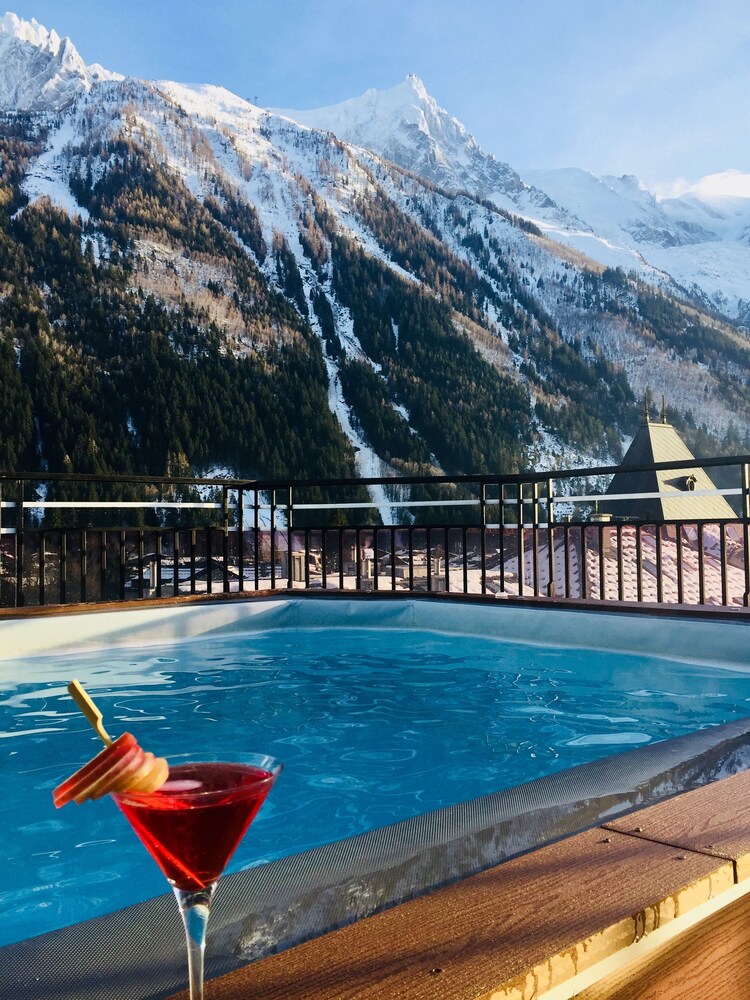 Poolside Bar