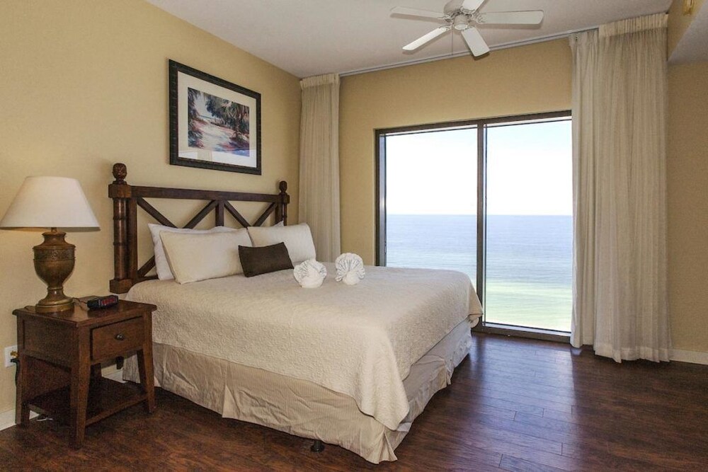 Deluxe Studio, 1 King Bed, Accessible - Guestroom
