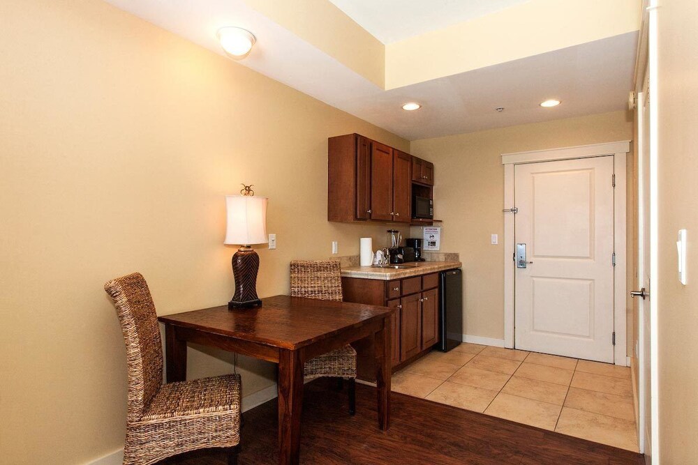 Deluxe Studio, 1 King Bed, Accessible - In-Room Dining
