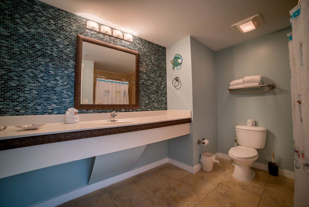 3 Bedroom Condo, Full Kitchen, Gulf View - Bathroom