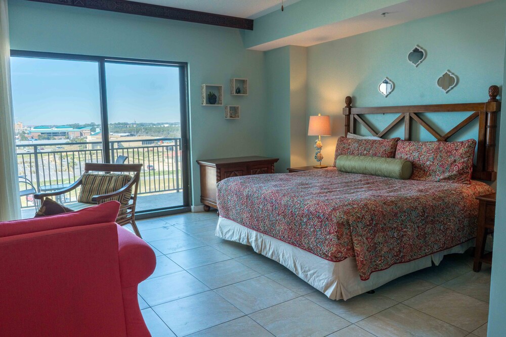 Efficiency Condo, 1 King Bed, Kitchenette, Gulf View - Guestroom