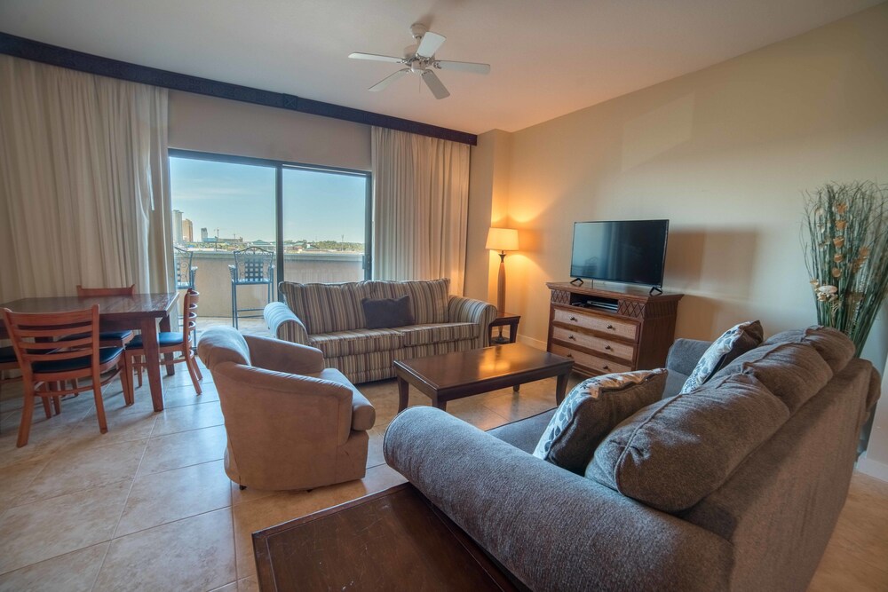 2 Bedroom Condo, Full Kitchen, Gulf View - Living Area